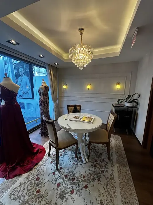 Recepção de ateliê comercial com iluminação decorativa