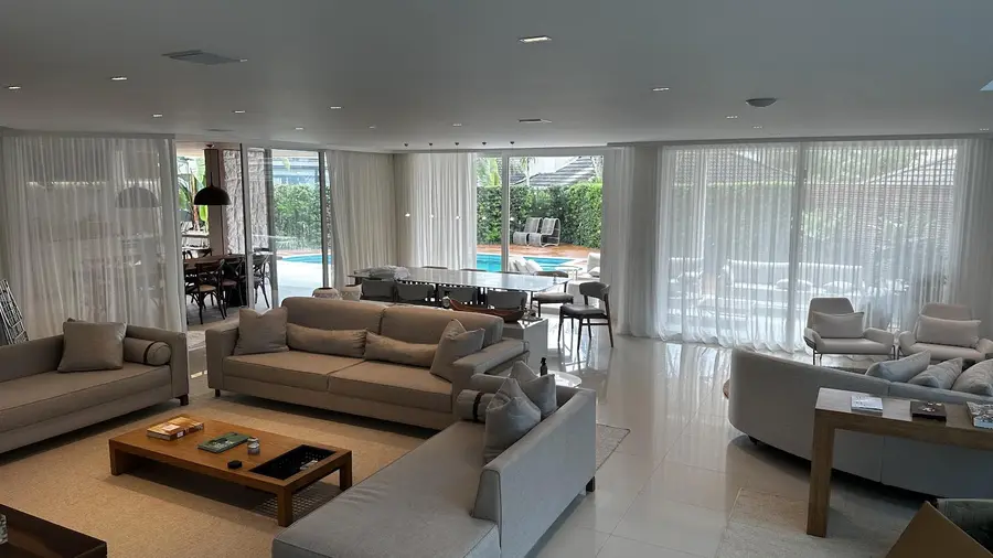 Residência de alto padrão com iluminação integrada aos ambientes