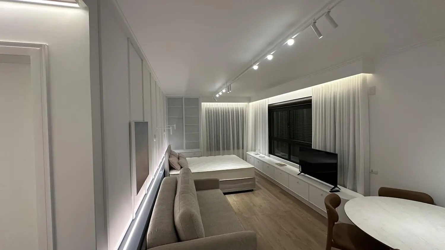 Studio de alto padrão com iluminação técnica, indireta e decorativa